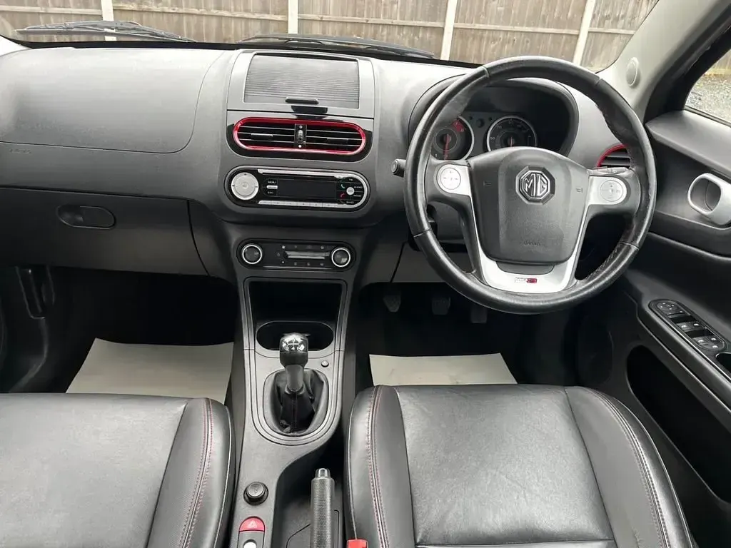 Begagnad MG MG3 2015 Svart Halvkombi