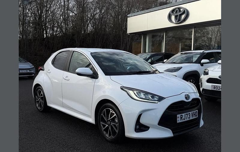 Used Toyota Yaris Hybrid Design 113 HP (83 kW) 2023 White Hatchback