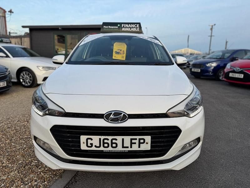 Used Hyundai i20 Premium 100 HP (73 kW) 2016 White Hatchback