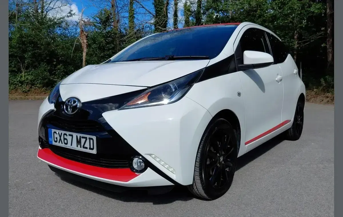Used Toyota Aygo x-press 69 HP (50 kW) 2017 White Hatchback