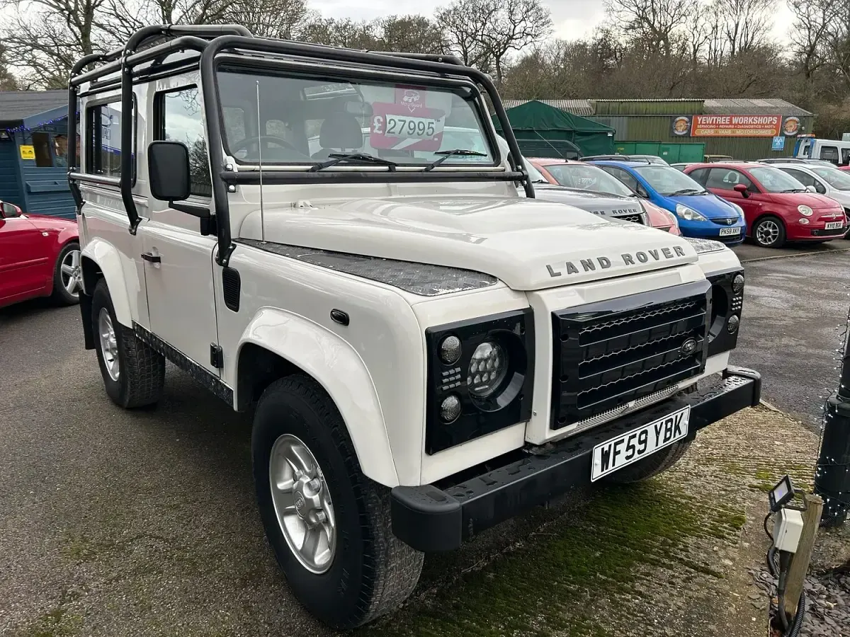 Used Land Rover Defender 122 HP (89 kW) 2009 White SUV