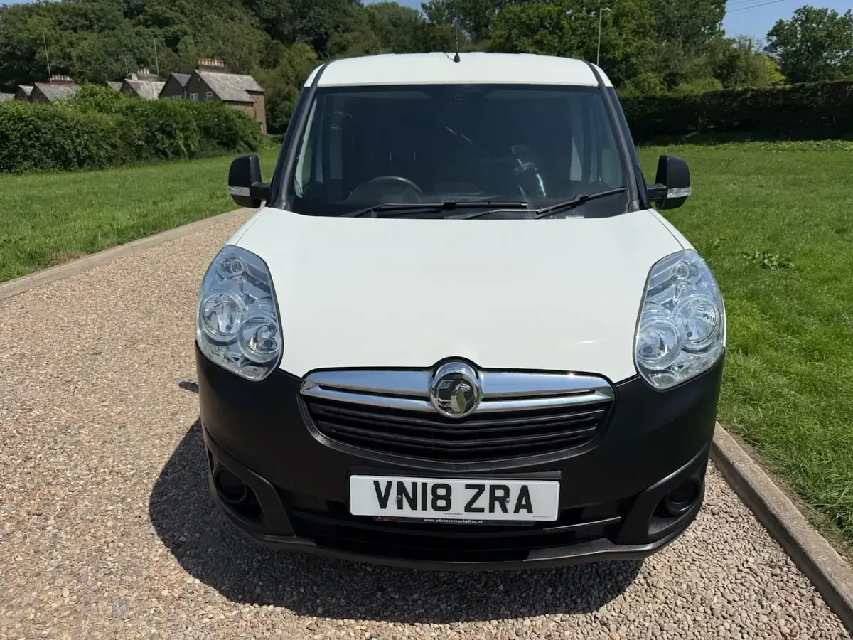 Used Vauxhall Combo 95 HP (69 kW) 2018 White MPV