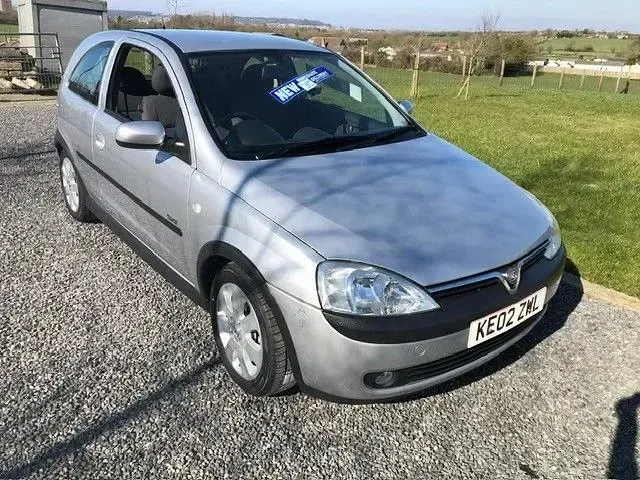 Usado Vauxhall Corsa 75 HP (55 kW) 2002 Prateado Citadino