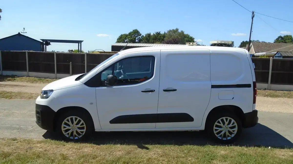Used Citroën Berlingo Start 100 HP (73 kW) 2019 White MPV