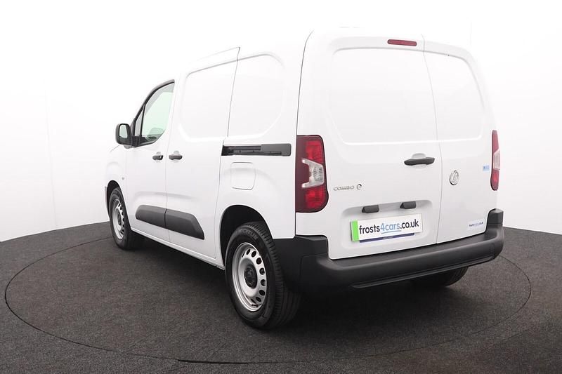 Used Vauxhall Combo 100 kW (136 HP) 2024 White MPV