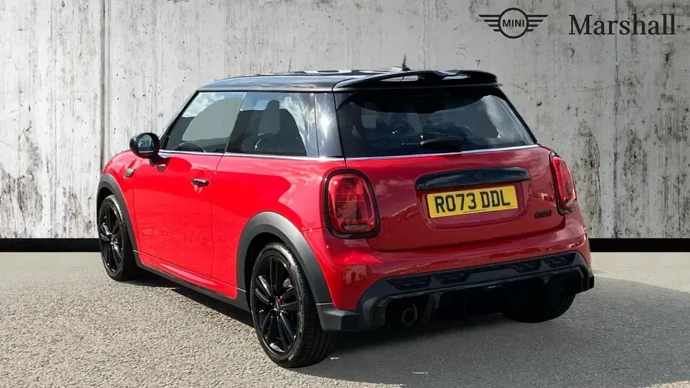 Begagnad Mini Cooper Classic 136 HK (100 kW) 2023 Röd Halvkombi