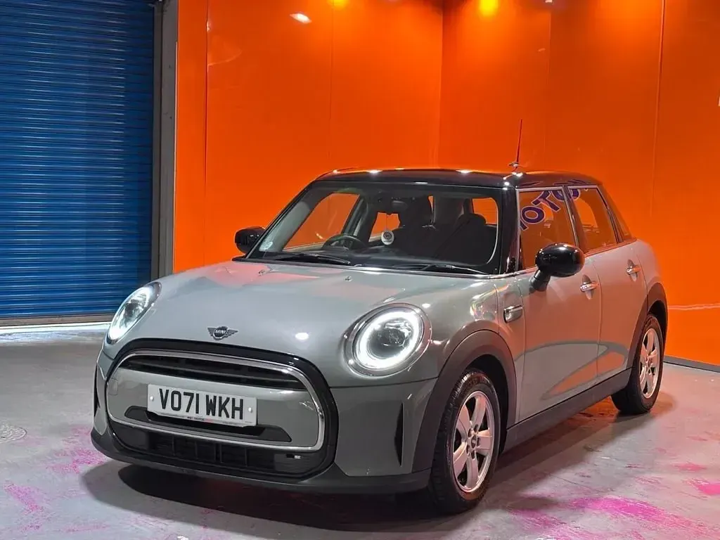 Usado Mini Cooper Classic 136 HP (100 kW) 2021 Cinzento Citadino
