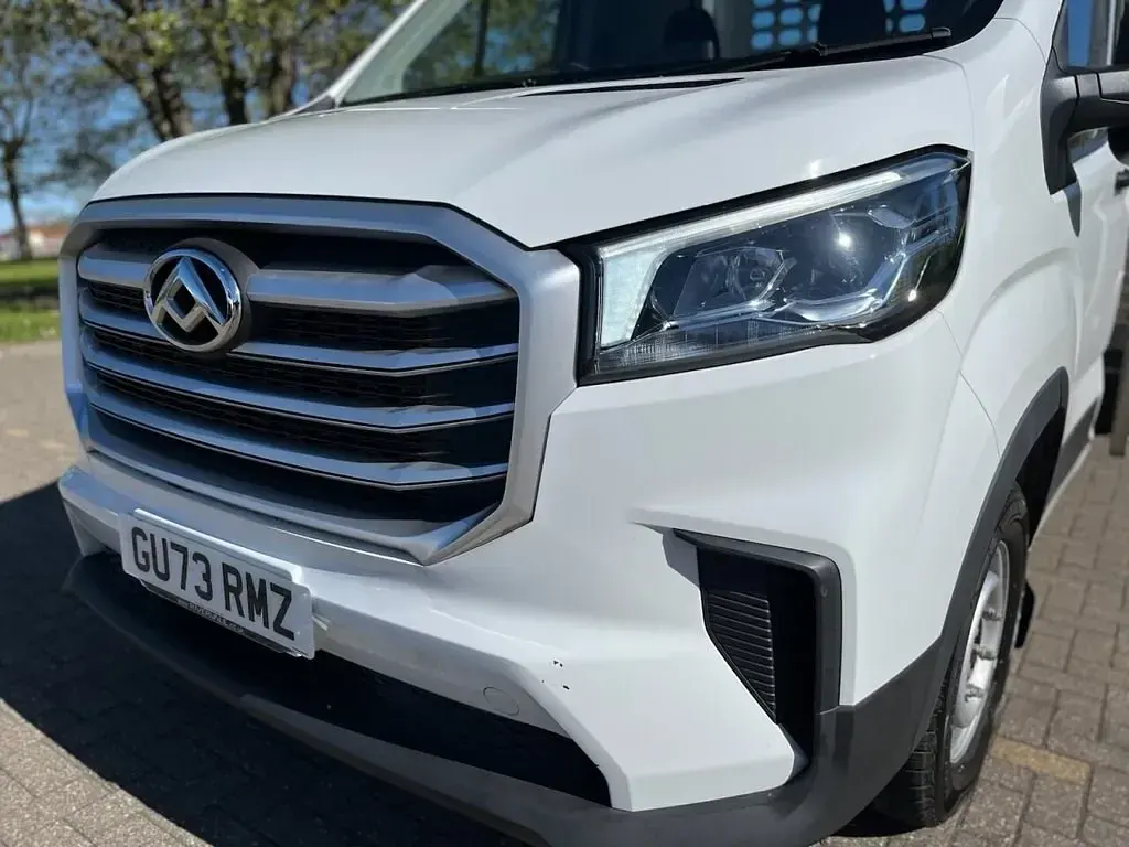 Usado Maxus V90 150 HP (110 kW) 2023 Branco Van