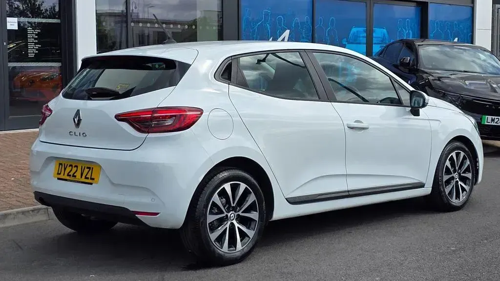 Used Renault Clio Iconic 90 HP (66 kW) 2022 White  Hatchback