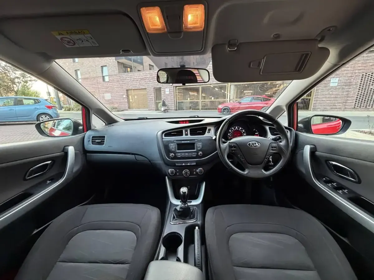 Used Kia Ceed 98 HP (72 kW) 2015 Red Hatchback