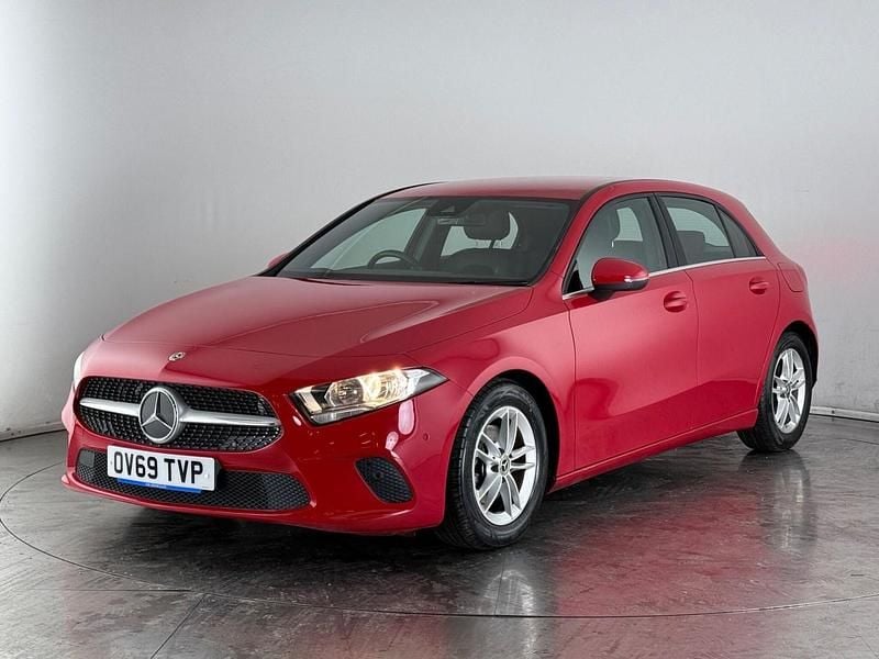 Używany Mercedes A180 Executive 136 KM (100 kW) 2019 Czerwony Hatchback