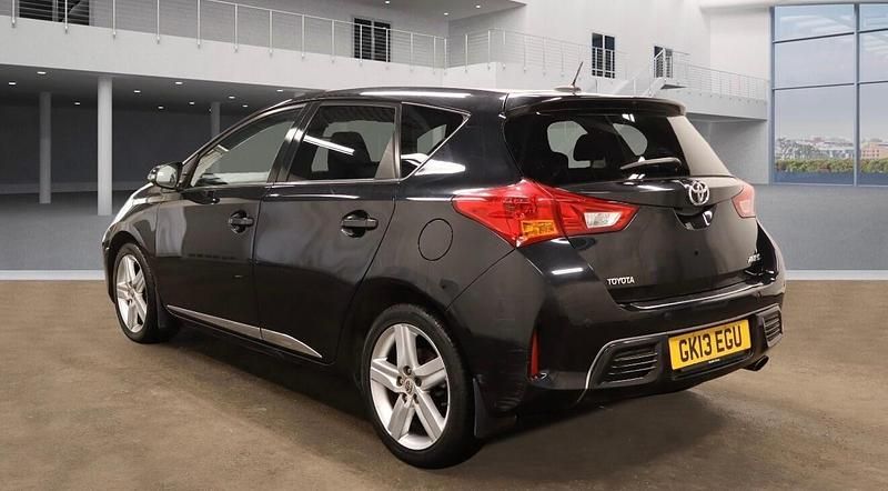 Used Toyota Auris 132 HP (97 kW) 2013 Black Hatchback