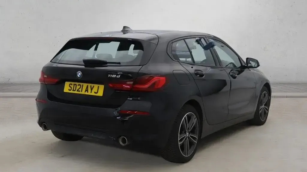 Usado BMW 118 Sport Line 150 CV (110 kW) 2021 Negro Utilitario