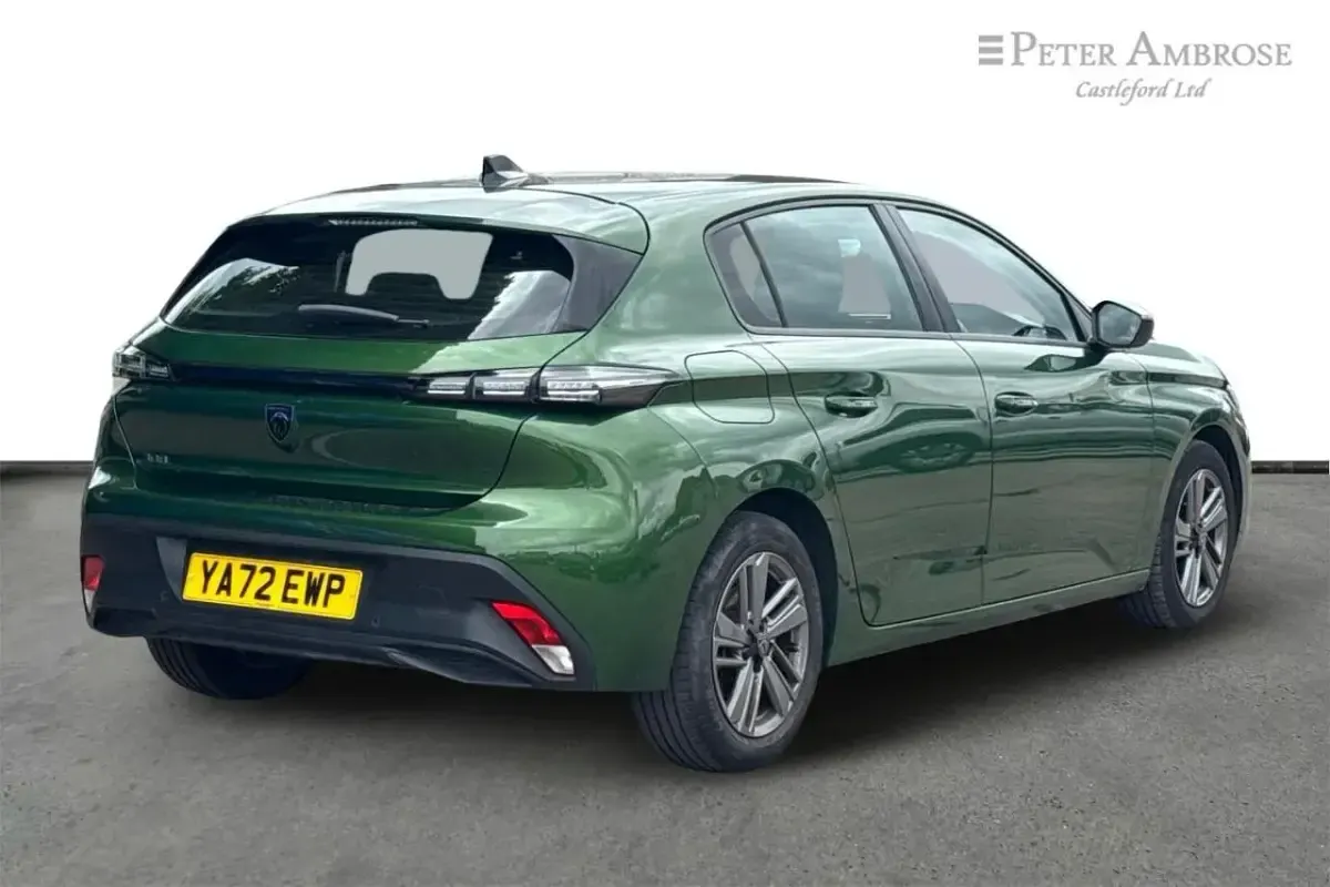 Used Peugeot 308 Active Premium 129 HP (94 kW) 2023 Green Hatchback
