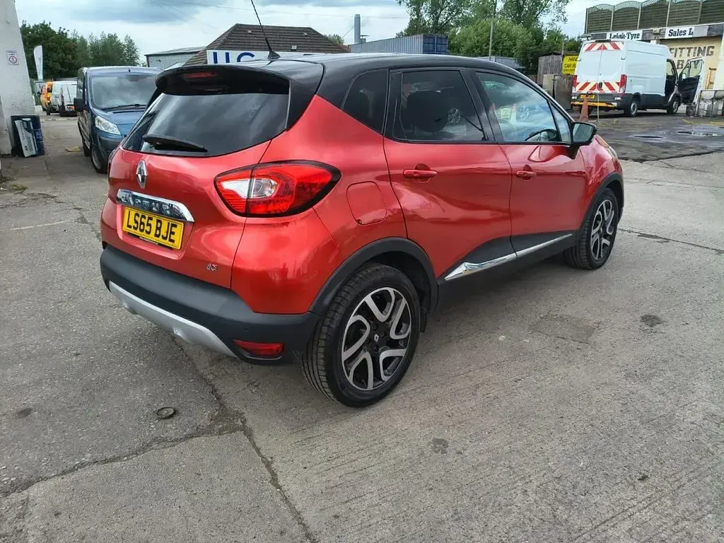 Used Renault Captur Signature 90 HP (66 kW) 2015 Red/black SUV