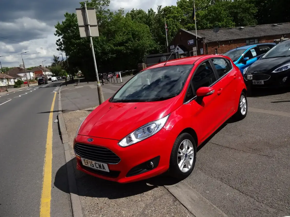 Usado Ford Fiesta Zetec 100 CV (73 kW) 2015 Rojo Utilitario