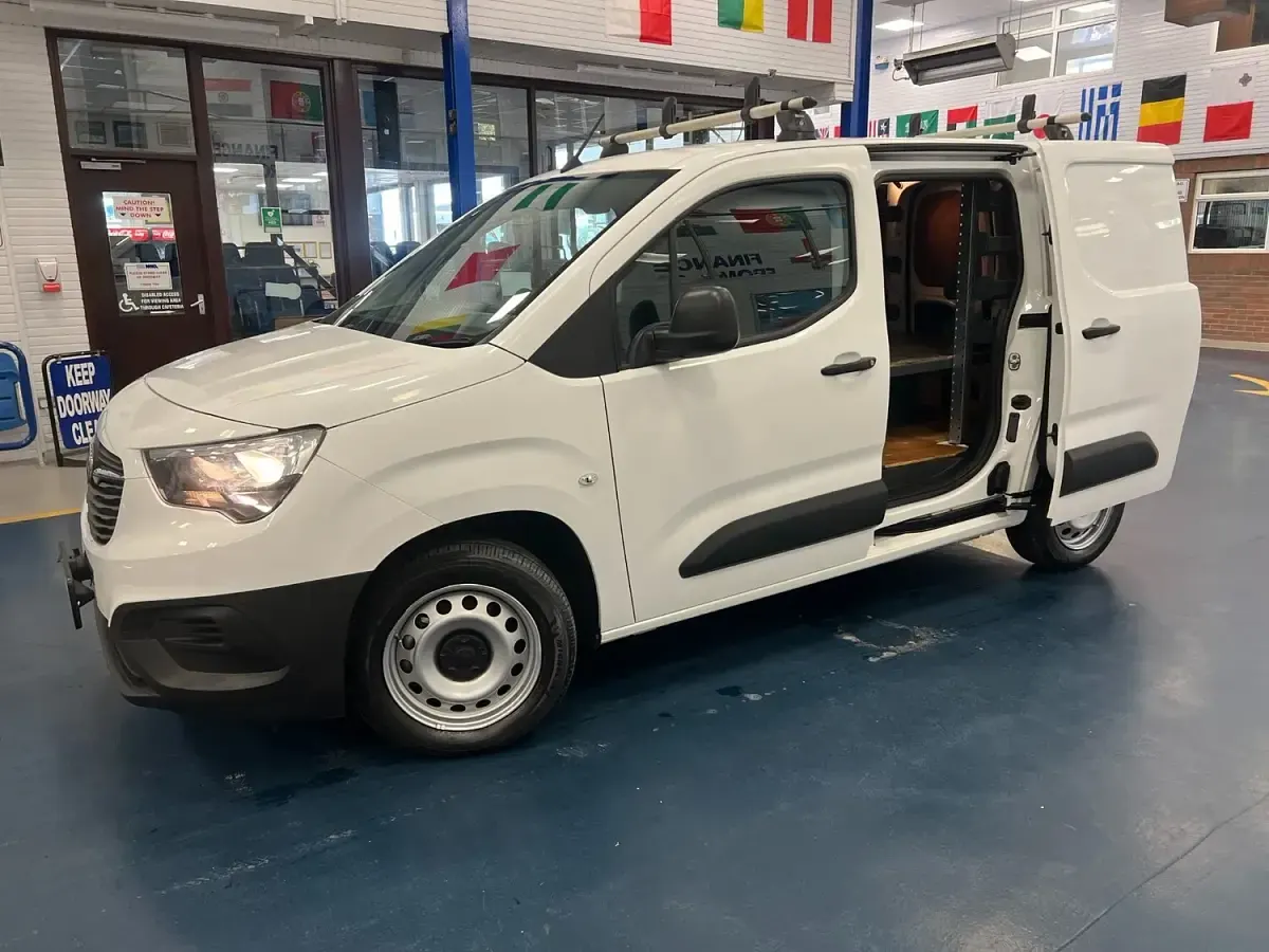 Used Vauxhall Combo 100 HP (73 kW) 2021 White MPV