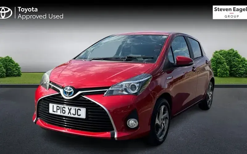 Used Toyota Yaris 101 HP (74 kW) 2016 Red Hatchback