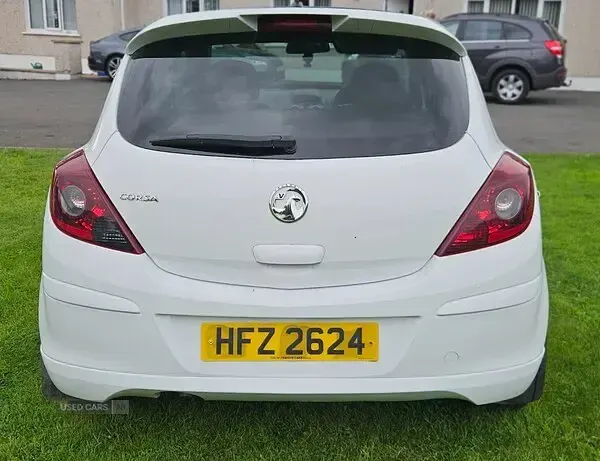 Used Vauxhall Corsa Edition 84 HP (61 kW) 2011 White Hatchback
