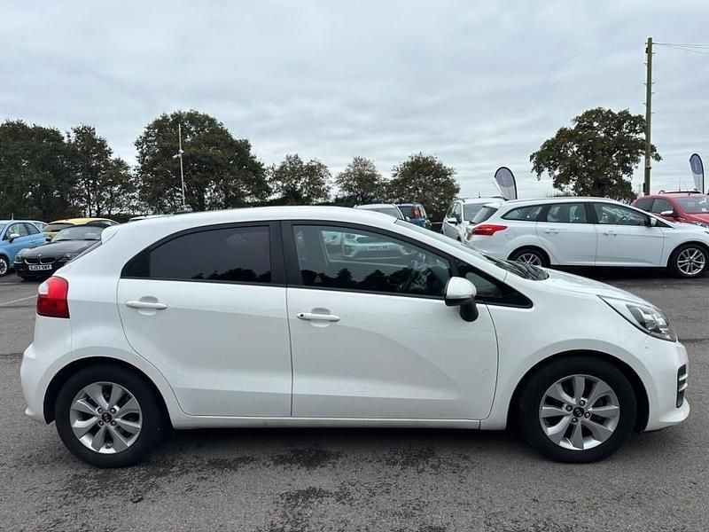 Used Kia Rio 84 HP (61 kW) 2016 White Hatchback