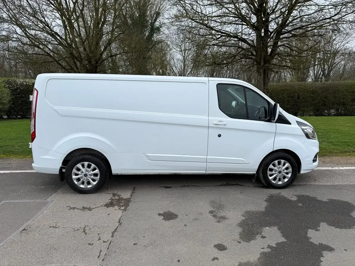 Used Ford Transit Custom Limited 130 HP (95 kW) 2023 White Van