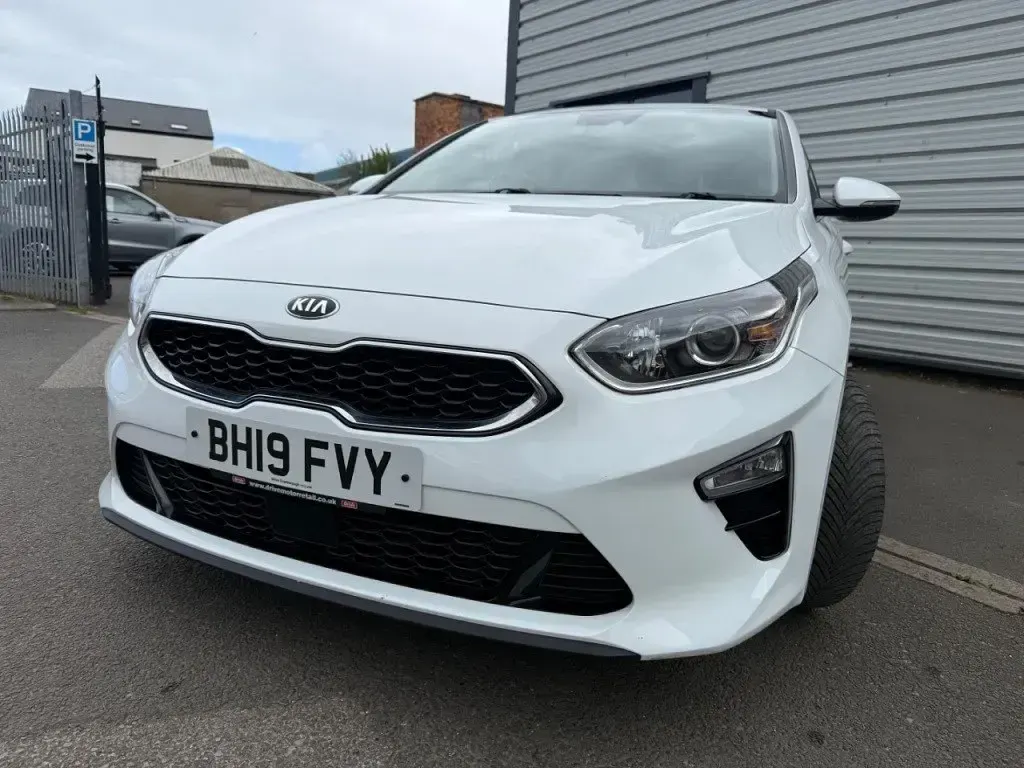Usado Kia Ceed 140 HP (102 kW) 2019 Branco Citadino