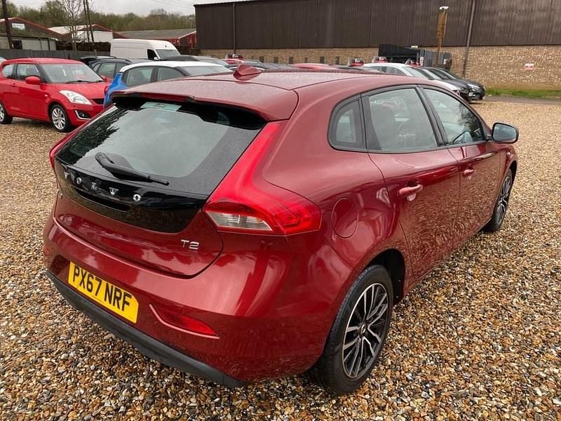 Used Volvo V40 Momentum 122 HP (89 kW) 2017 Red Hatchback