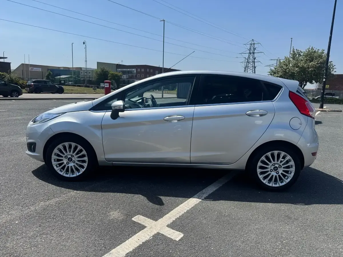 Gebraucht Ford Fiesta Titanium 2013 Silber Kleinwagen