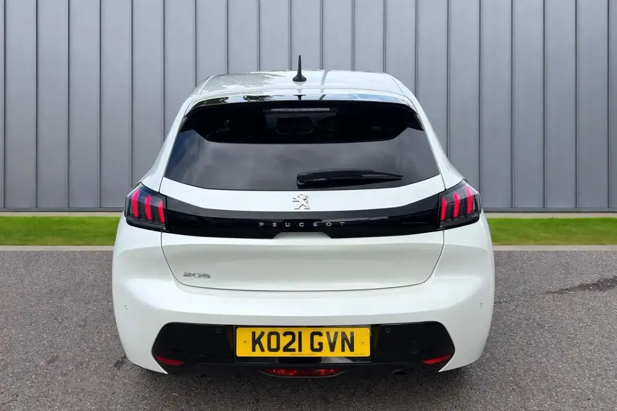 Used Peugeot 208 Allure Premium 99 HP (72 kW) 2021 White Hatchback