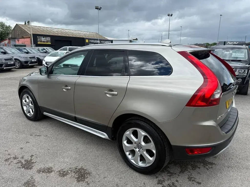 Used Volvo XC60 SE Lux 205 HP (150 kW) 2011 Gold SUV