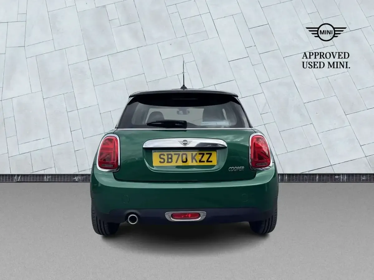 Usado Mini Cooper Classic 134 HP (98 kW) 2020 Verde Citadino