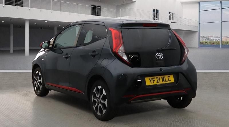 Usado Toyota Aygo Trend 72 HP (52 kW) 2021 Cinzento Citadino