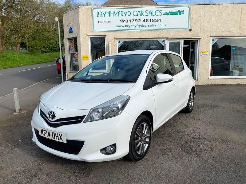 Begagnad Toyota Yaris Plus 99 HK (72 kW) 2014 Vit Halvkombi