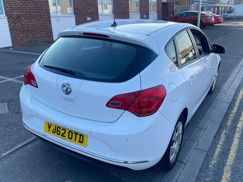 Used Vauxhall Astra 95 HP (69 kW) 2013 White Hatchback