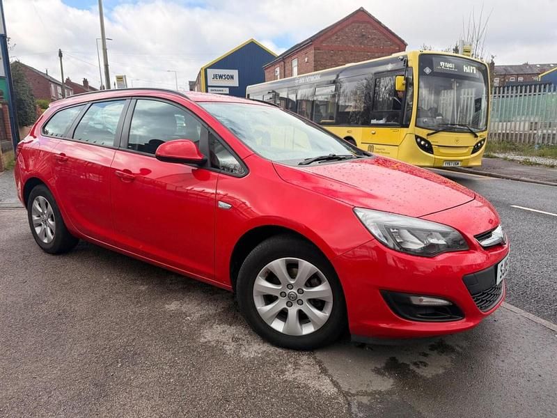 Used Vauxhall Astra Design Edition 115 HP (84 kW) 2015 Red Estate