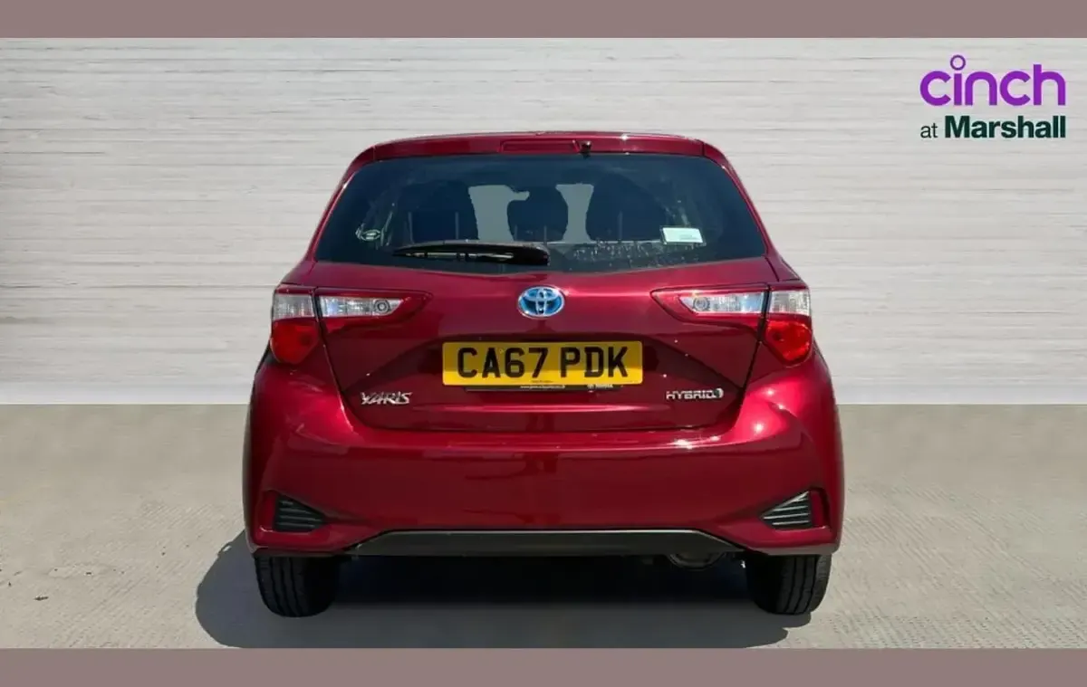 Used Toyota Yaris 100 HP (73 kW) 2018 Red Hatchback