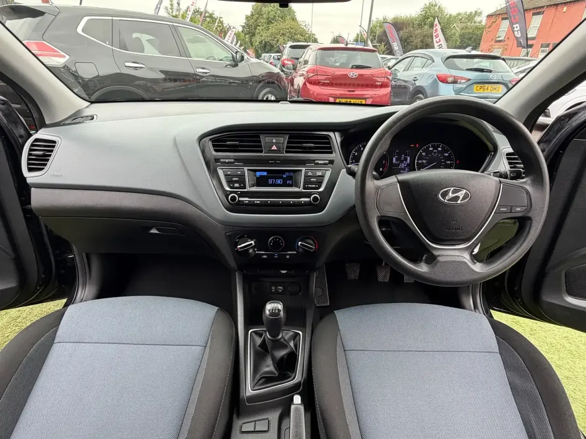 Used Hyundai i20 84 HP (61 kW) 2016 Black Hatchback