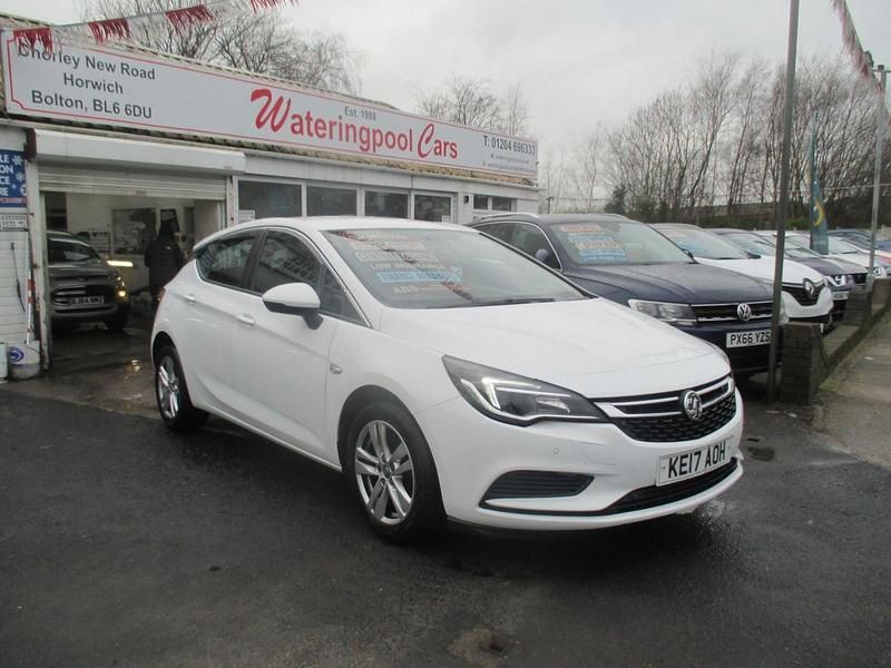 Used Vauxhall Astra Design Edition 105 HP (77 kW) 2017 White Hatchback