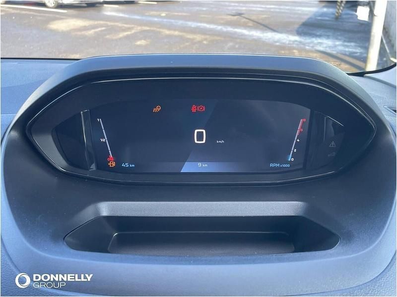 Used Peugeot Partner S 101 HP (74 kW) 2024 Red MPV