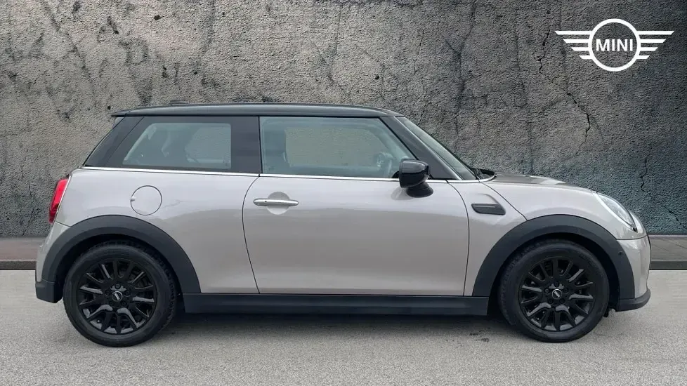 Usado Mini Cooper Classic 134 HP (98 kW) 2022 Cinzento Citadino
