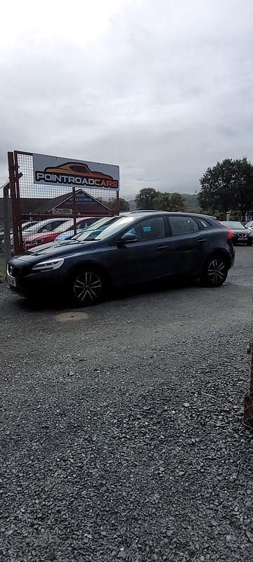 Used Volvo V40 Momentum 120 HP (88 kW) 2016 Blue Estate