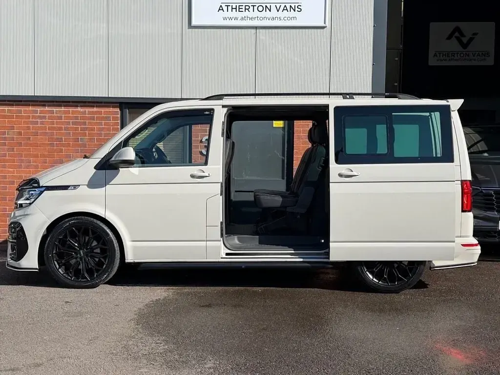 Begagnad VW Transporter Highline 2023 Grå Van