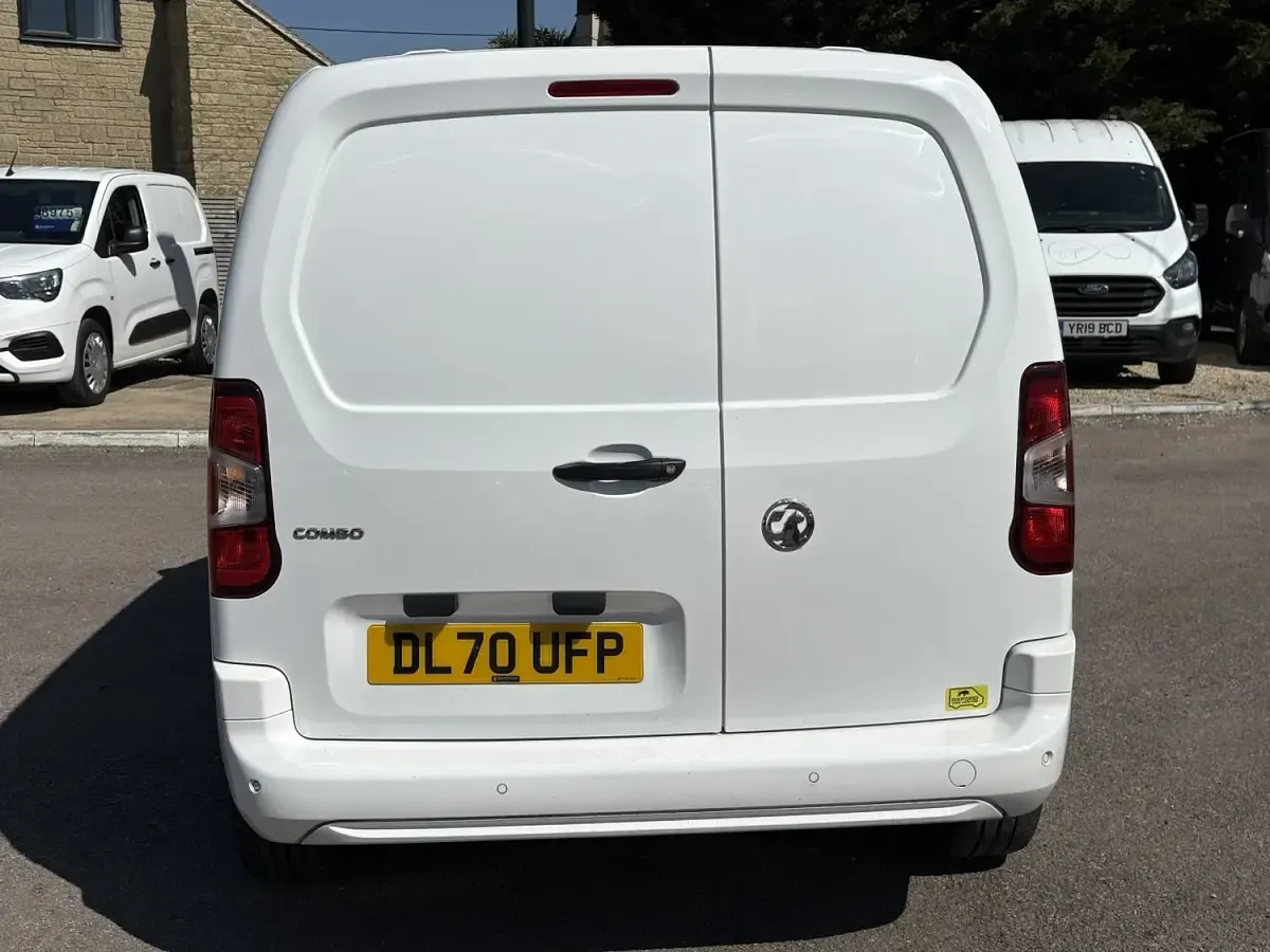 Begagnad Vauxhall Combo Sportive 100 HK (73 kW) 2021 Vit Minibuss