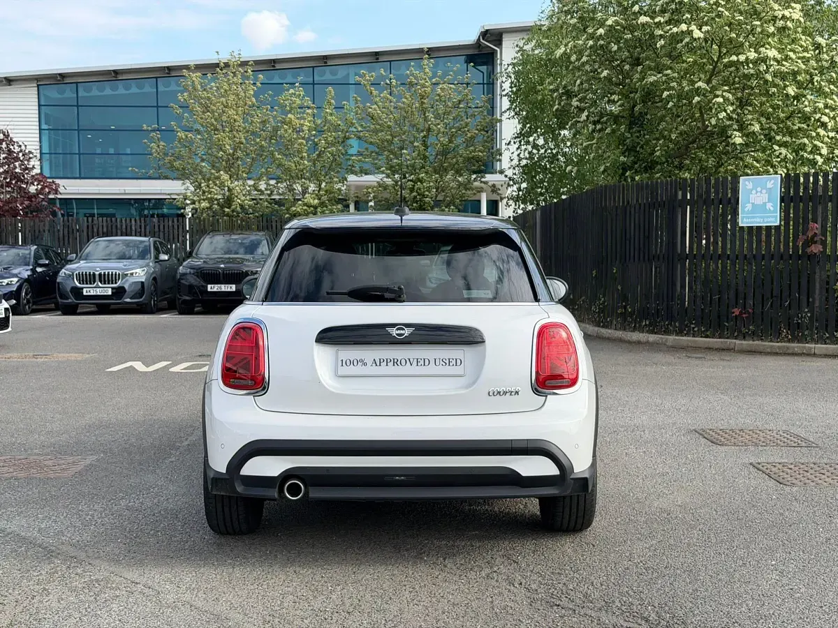 Usado Mini Cooper Classic 134 CV (98 kW) 2024 Blanco Utilitario