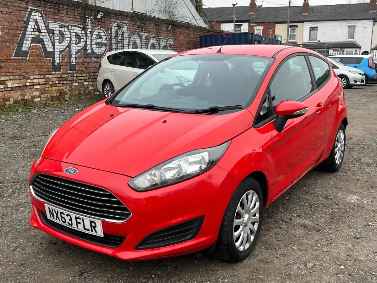 Usado Ford Fiesta Style 82 CV (60 kW) 2013 Rojo Utilitario