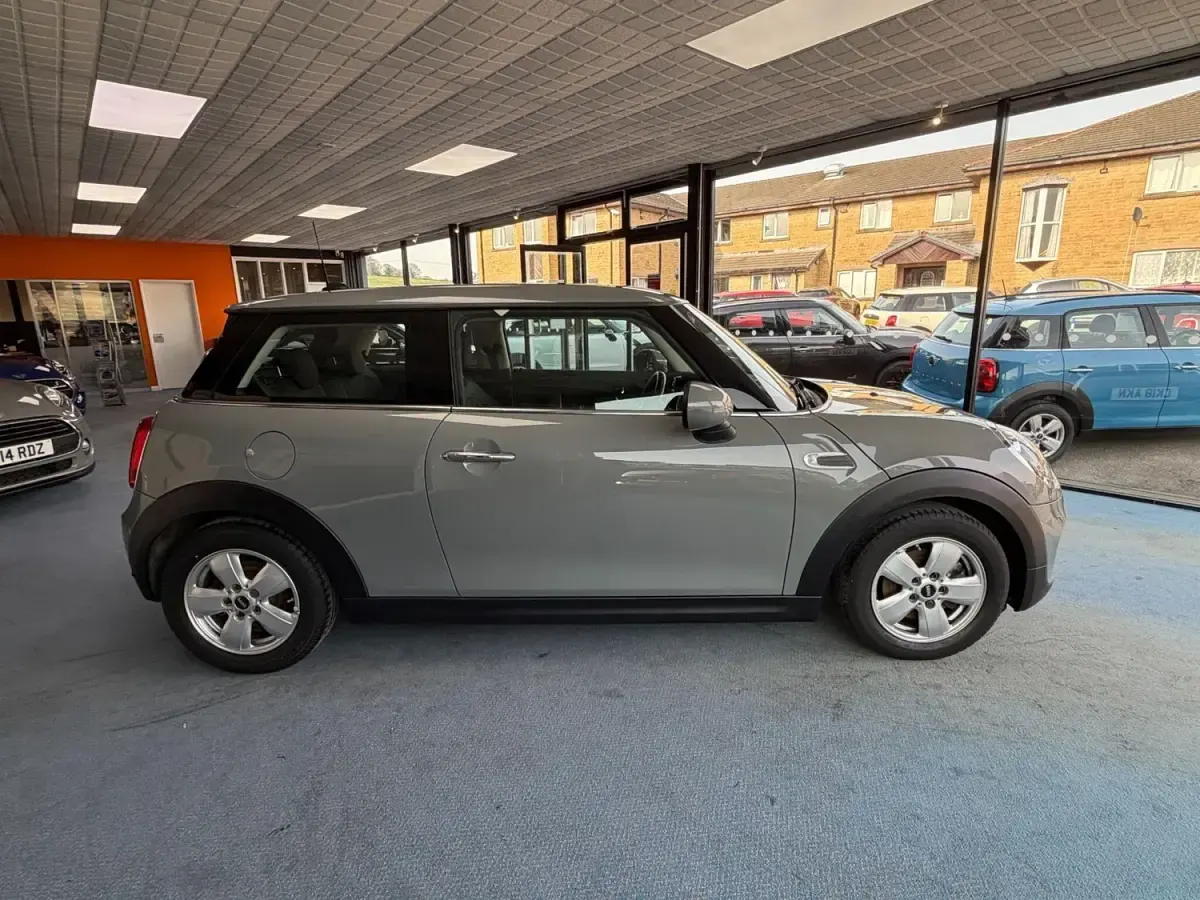 Begagnad Mini ONE Hatch 2018 Grå Halvkombi