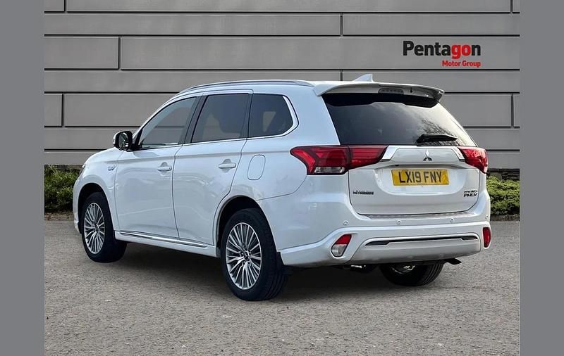 Used Mitsubishi Outlander P-HEV 174 HP (127 kW) 2019 White SUV