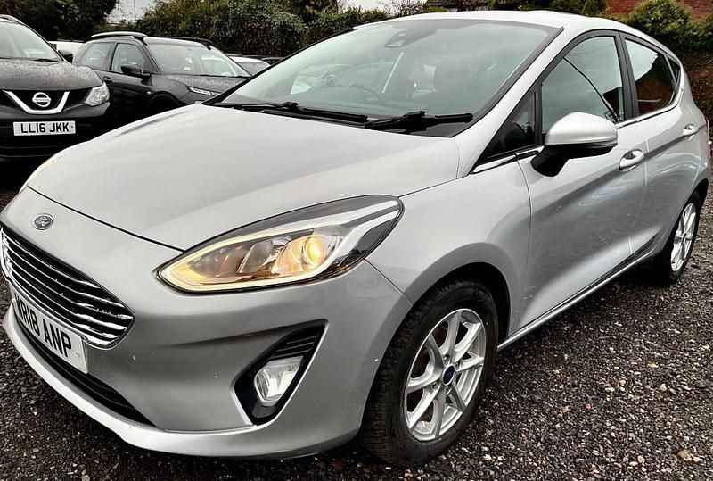 Used Ford Fiesta Zetec 70 HP (51 kW) 2018 Silver Hatchback