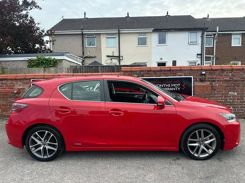 Used Lexus CT200h Executive Line 134 HP (98 kW) 2017 Red Hatchback
