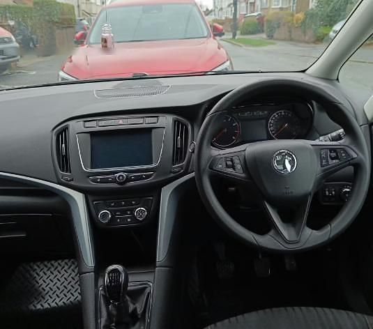 Used Vauxhall Zafira Design Edition 140 HP (102 kW) 2017 Red MPV